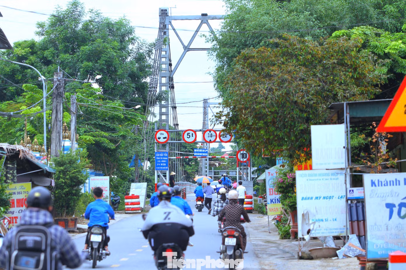 Là cây cầu quan trọng nên hàng ngày, có hàng nghìn lượt người dân và các phương tiện lưu thông qua lại.