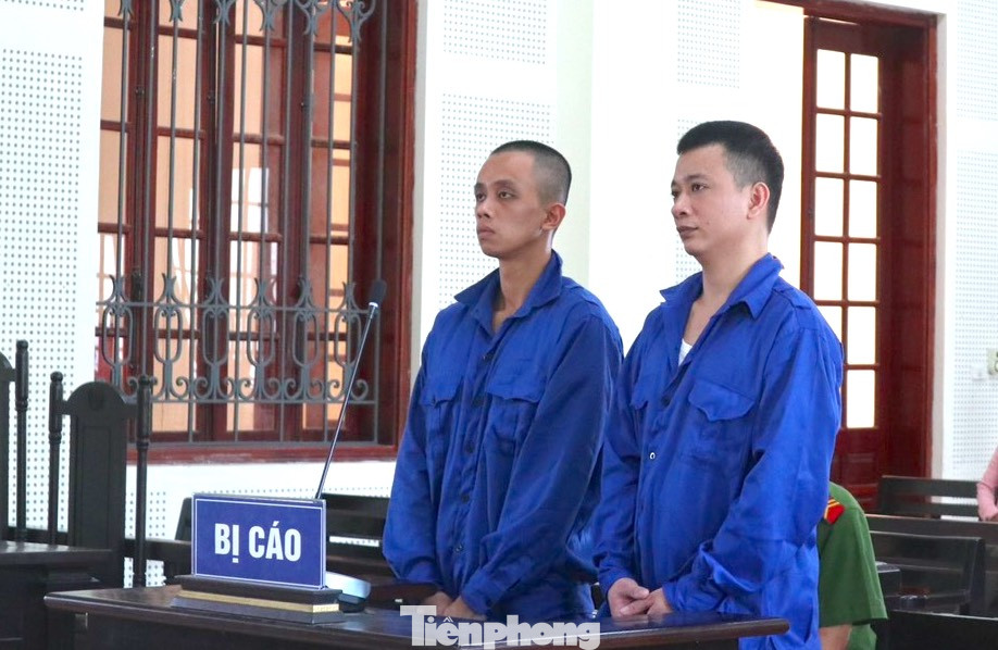 Hai bị Cáo Tý và Thế Anh tại phiên tòa.