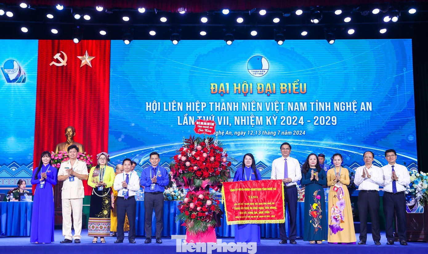 Tỉnh ủy, HĐND, UBMTTQ Việt Nam tỉnh Nghệ An tặng trướng và hoa cho Hội LHTN tỉnh Nghệ An nhân dịp Đại hội.