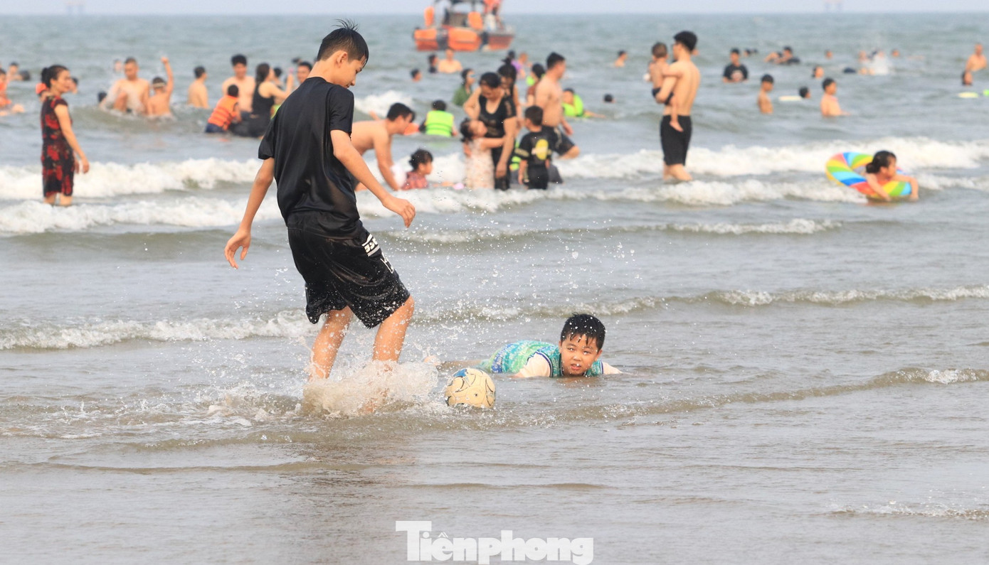 Nhiều em nhỏ mang bóng ra biển để chơi đùa. Nhiều em nhỏ mang bóng ra biển để chơi đùa.