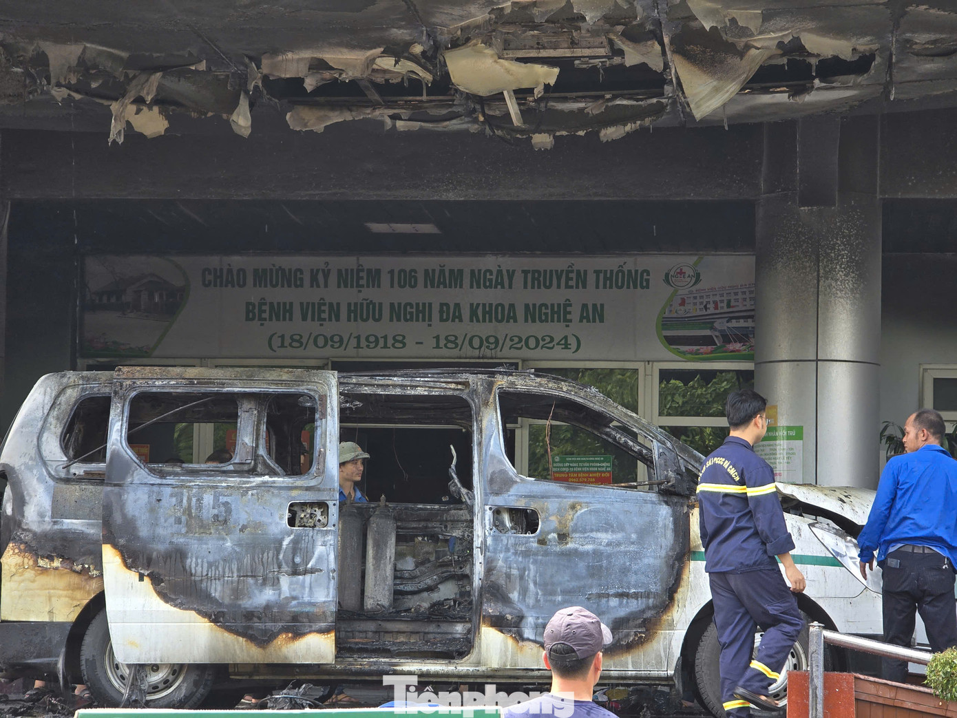 Trần nhà ở sảnh cấp cứu của bệnh viện cũng bị cháy hư hỏng.