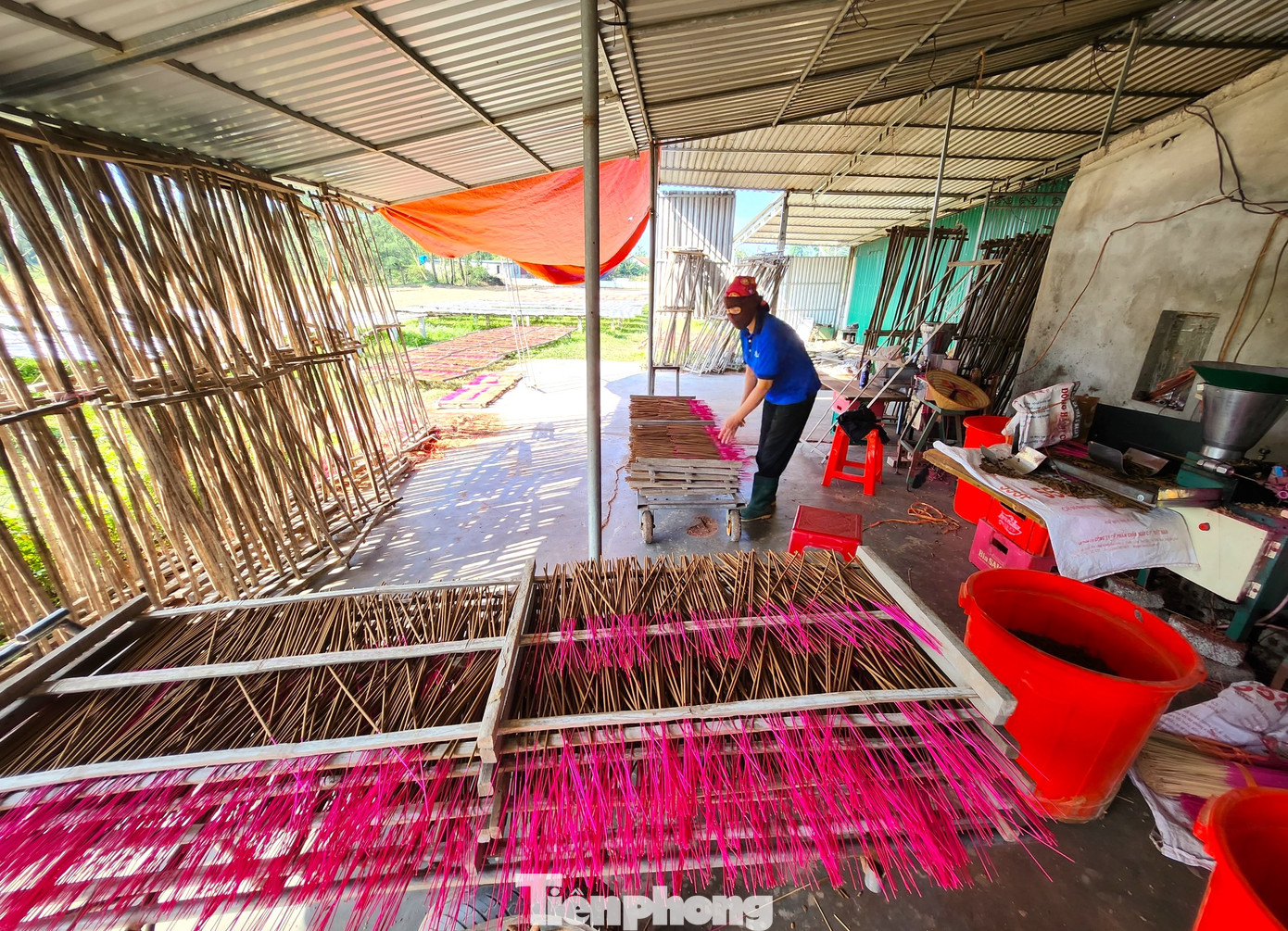 Những ngày cuối năm, làng nghề hương Tây Lân ở xã Nghi Trường (huyện Nghi Lộc, Nghệ An) lại “chạy” hết công suất để sản xuất hàng bán Tết. Nhu cầu tăng cao, để kịp sản xuất hàng giao cho khách đúng hạn, nhiều cơ sở phải thuê thêm nhân công về làm thời vụ, trả lương theo sản phẩm.