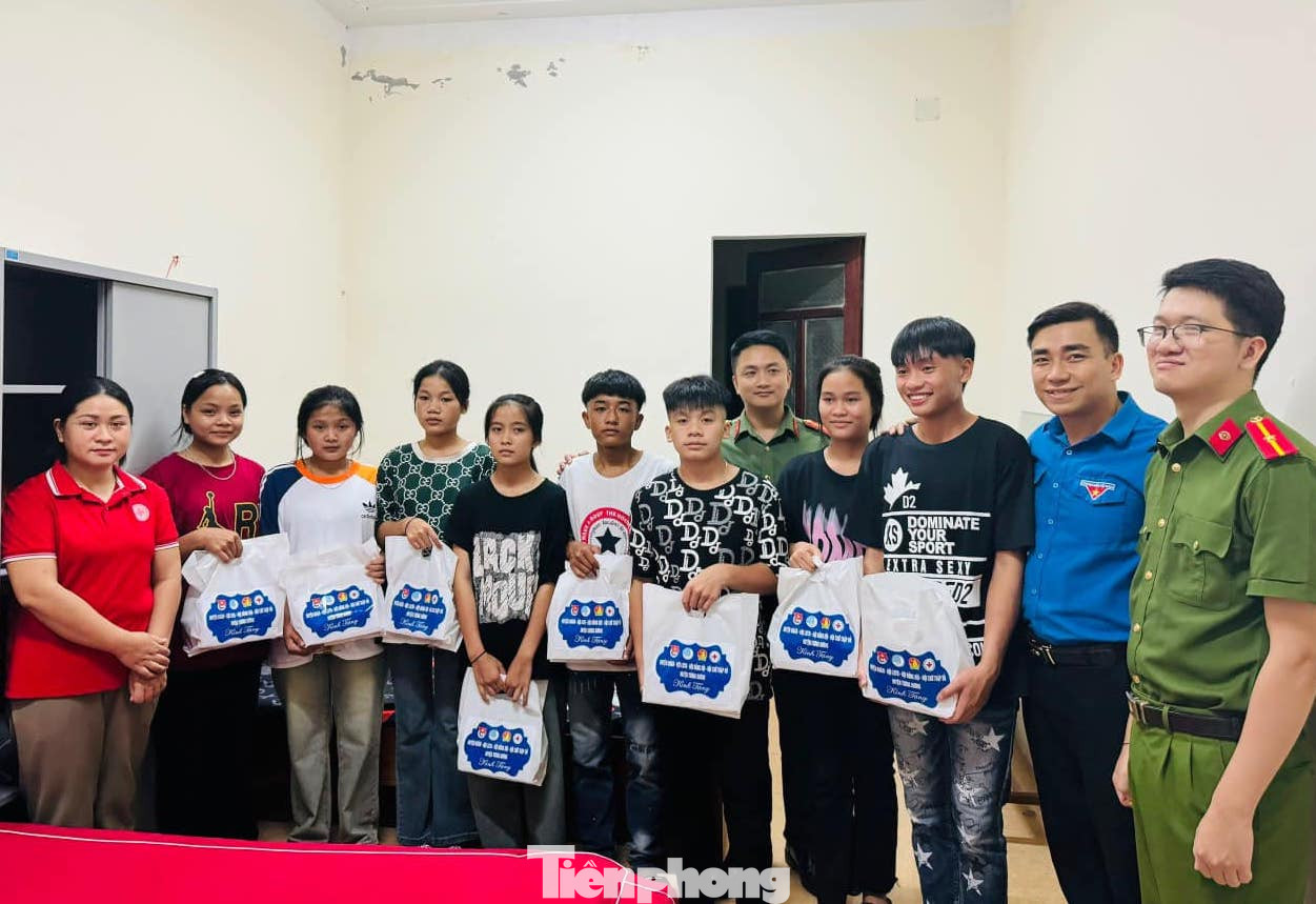 Ngoài việc lập điểm tiếp sức tại cổng trường, lực lượng Công an huyện Tương Dương phối hợp với Huyện đoàn tổ chức trao tặng nhiều phần quà, động viên các thí sinh có hoàn cảnh khó khăn trên địa bàn.