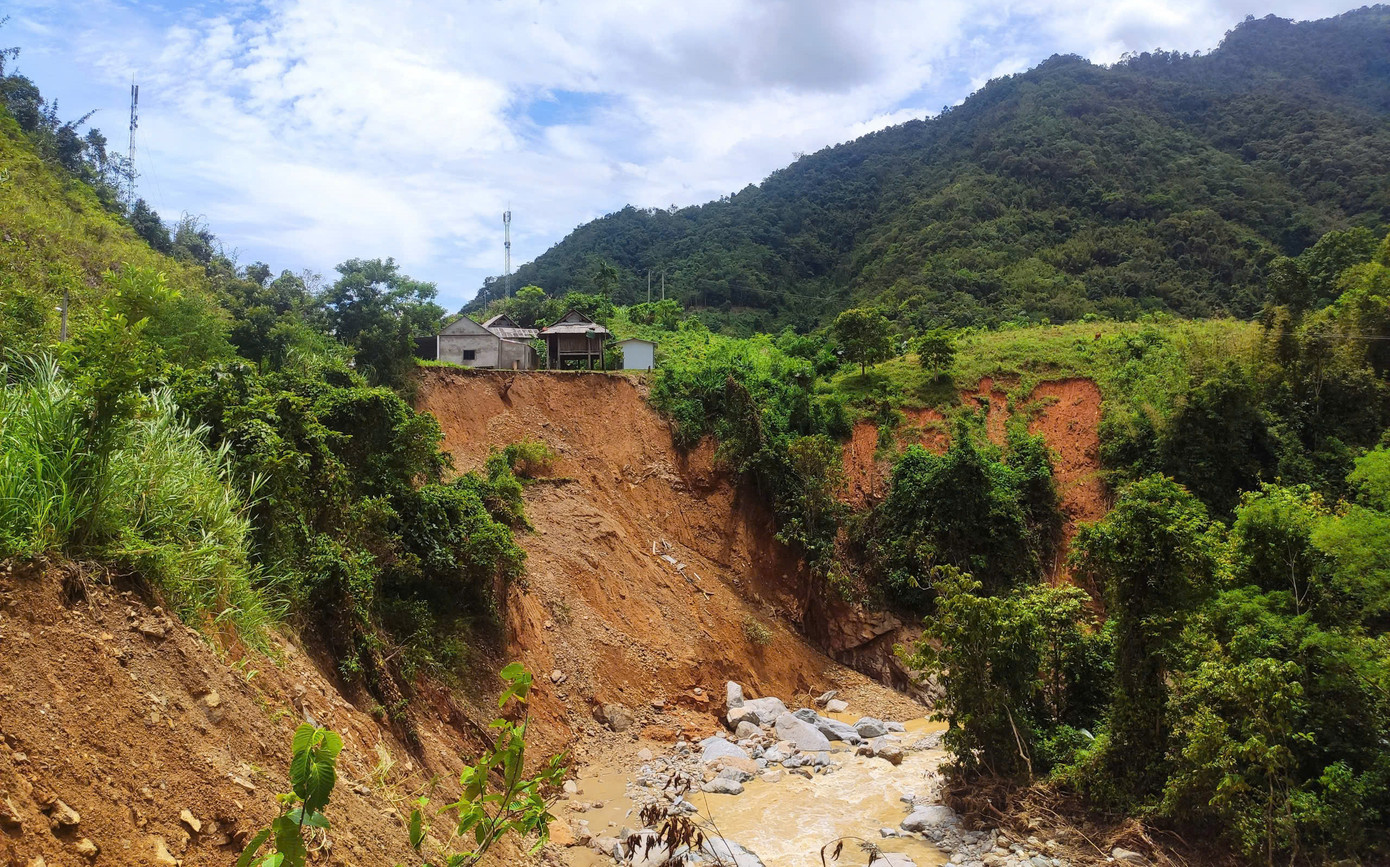 Mưa lũ dồn dập cũng đã gây sạt lở nghiêm trọng dọc bờ khe Hỷ (xã Nhôn Mai). Để đảm bảo an toàn, chính quyền xã đã phối hợp với lực lượng chức năng sơ tán 20 hộ dân (84 nhân khẩu) ở bản Xói Voi (xã Nhôn Mai) sinh sống dọc 2 bên khe Hỷ có nguy cơ sạt lở cao đến nơi an toàn.