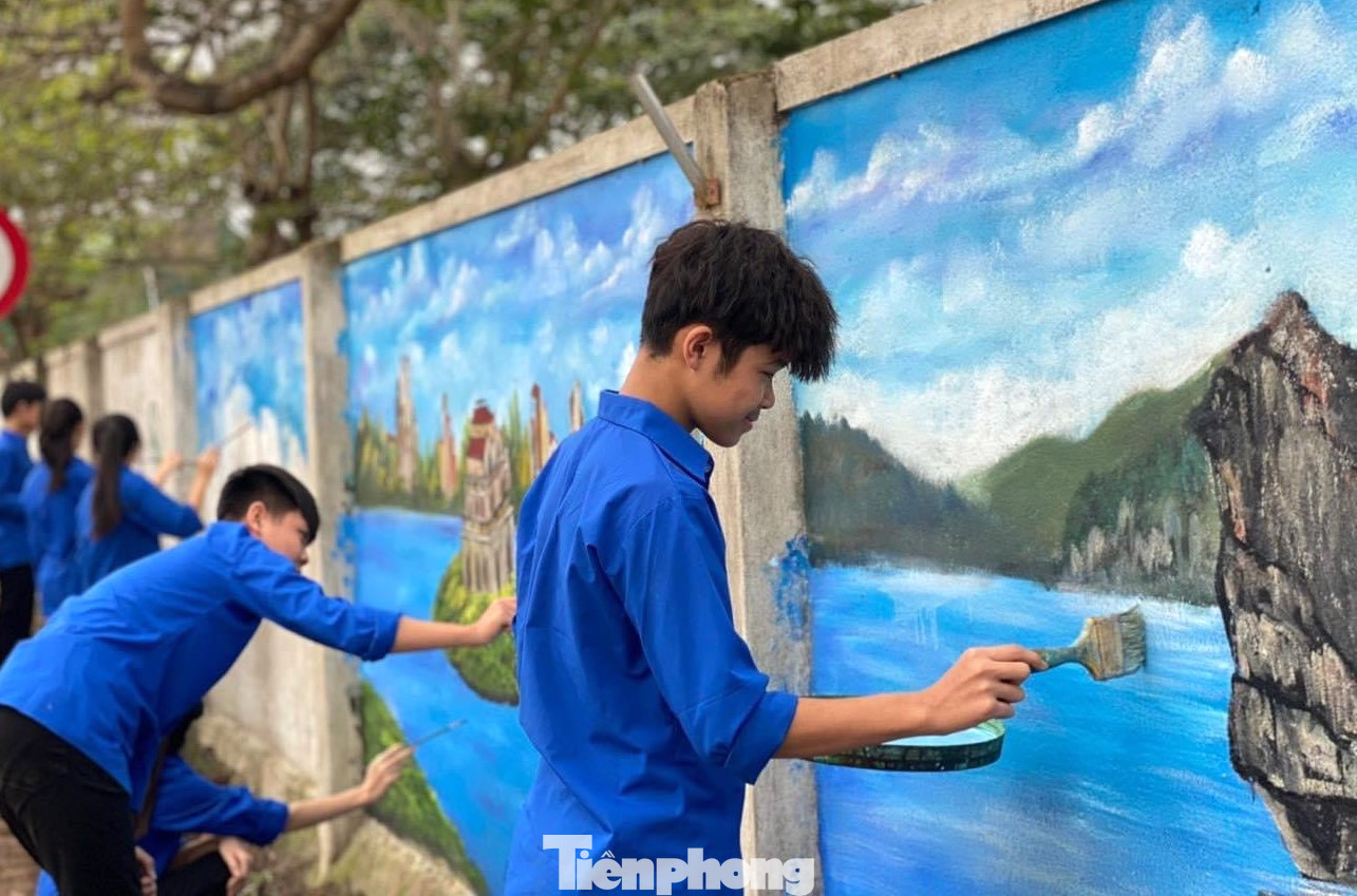 "Con đường bích họa" được thực hiện dọc bờ tường rào của trường THCS Thanh Giang nằm trên trục quốc lộ 46C. Toàn bộ 18 bức tường dài hơn 40m sẽ được các đoàn viên thanh niên lên ý tưởng thiết kế và vẽ các danh lam thắng cảnh trên mọi miền Tổ quốc.