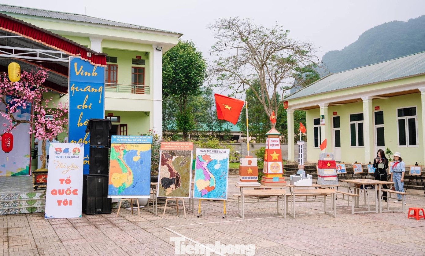 Tại chương trình đã trưng bày những bức tranh về chủ đề chủ quyền biên giới biển đảo do các em học sinh, các bạn đoàn viên vẽ.