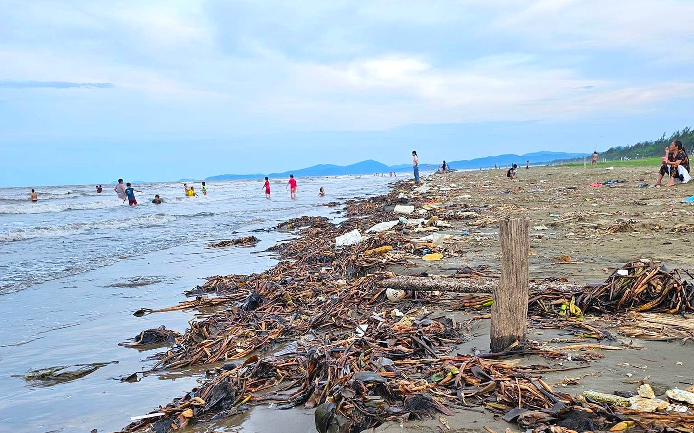 Rác thải đã khiến những bãi biển nơi đây bị ô nhiễm, mất mỹ quan và tạo ấn tượng xấu cho du khách thập phương cũng như người dân trên địa bàn.