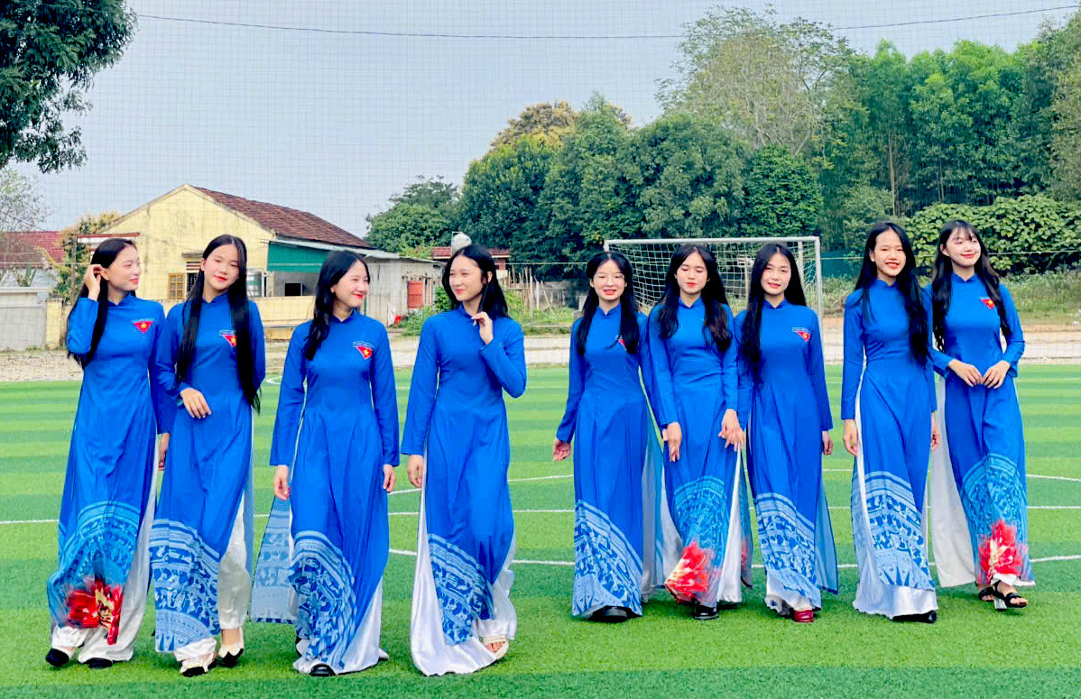 Khoác lên tà áo dài truyền thống, nữ cán bộ đoàn viên thanh niên toát lên vẻ duyên dáng thanh lịch.