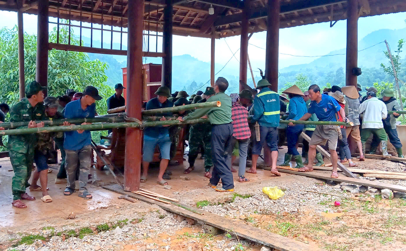 Với sự hỗ trợ của hàng chục người, 2 căn nhà của người dân ở xã Châu Khê đã được di dời vào nơi an toàn, tránh sạt lở. (Ảnh: Hải Thượng).