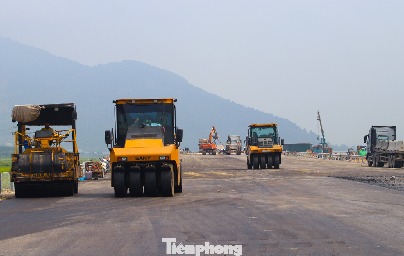 Những chiếc máy lu liên tục ra vào công trường để lu lèn thảm nhựa.