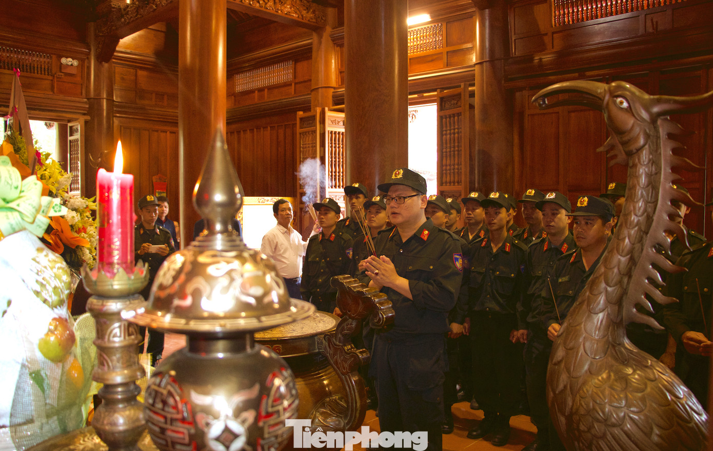 Trước khi thực hiện các nhiệm vụ, các cán bộ chiến sỹ Trung đoàn Cảnh sát Cơ động Bắc Trung Bộ đã dâng hương, dâng hoa tưởng niệm Chủ tịch Hồ Chí Minh tại Khu Di tích Kim Liên.