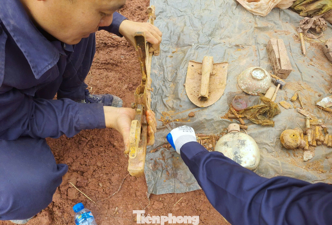 Những đồ vật được tìm thấy nhiều nhất cùng các bộ hài cốt liệt sĩ là súng, bát, tăng, võng... Trải qua hàng chục năm nằm sâu dưới lòng đất nhưng nhiều đồ vật vẫn còn nguyên vẹn. Những đồ vật được tìm thấy nhiều nhất cùng các bộ hài cốt liệt sĩ là súng, bát, tăng, võng... Trải qua hàng chục năm nằm sâu dưới lòng đất nhưng nhiều đồ vật vẫn còn nguyên vẹn.