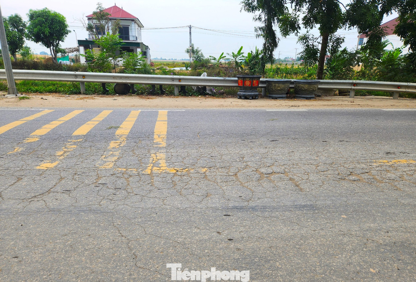 Mặt đường nhiều điểm trên tuyến Tỉnh lộ 542C đã bị rạn nứt, hằn lún. Nhiều nơi đã xuất hiện "ổ gà".