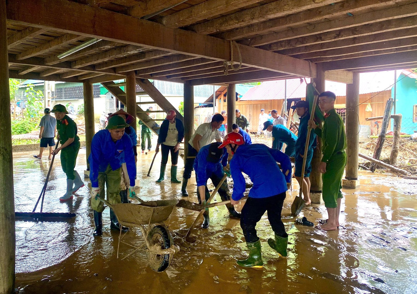 Màu xanh tình nguyện lau chùi cho các hộ dân bị bùn đất tràn vào nhà ở xã Tri Lễ (huyện Quế Phong, Nghệ An). Màu xanh tình nguyện lau chùi cho các hộ dân bị bùn đất tràn vào nhà ở xã Tri Lễ (huyện Quế Phong, Nghệ An).