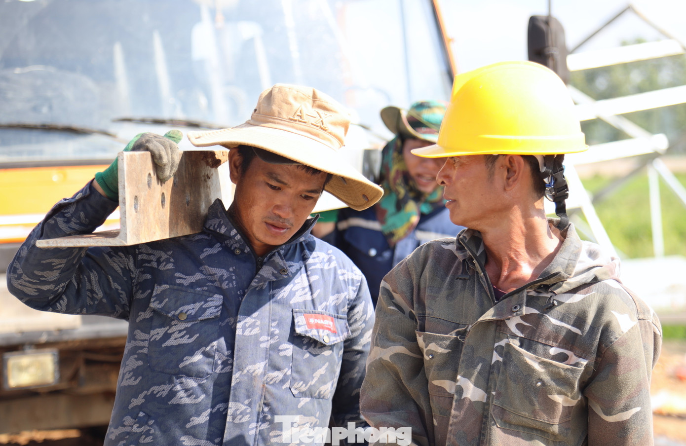 Dưới đất, các công nhân tất bật khuân vác những cấu kiện lại để bắt vít, lắp dựng thành khung.