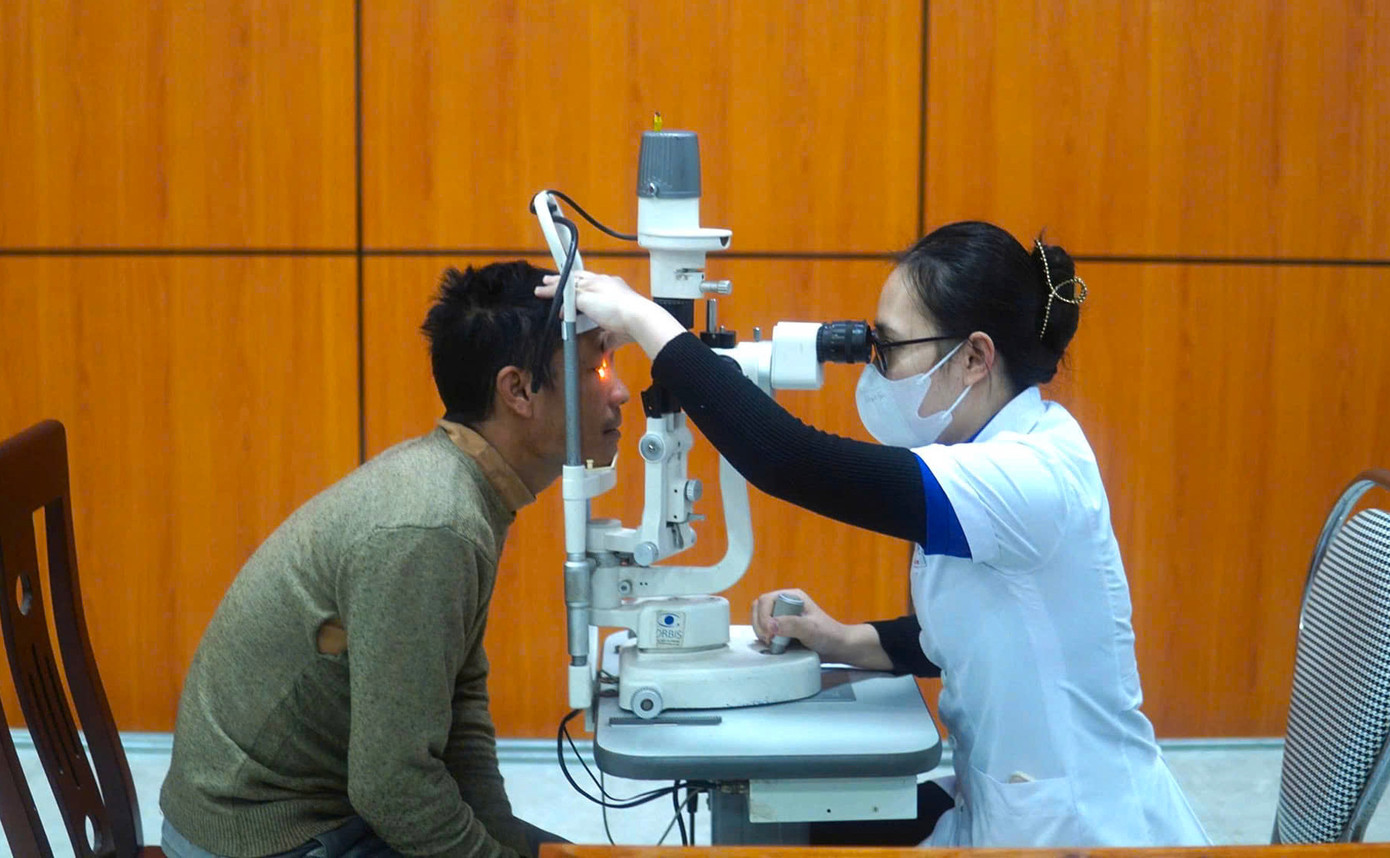 Người dân được các bác sĩ khám với nhiều loại máy móc hiện đại, có thể giúp phát hiện các loại bệnh và điều trị kịp thời. Người dân được các bác sĩ khám với nhiều loại máy móc hiện đại, có thể giúp phát hiện các loại bệnh và điều trị kịp thời.