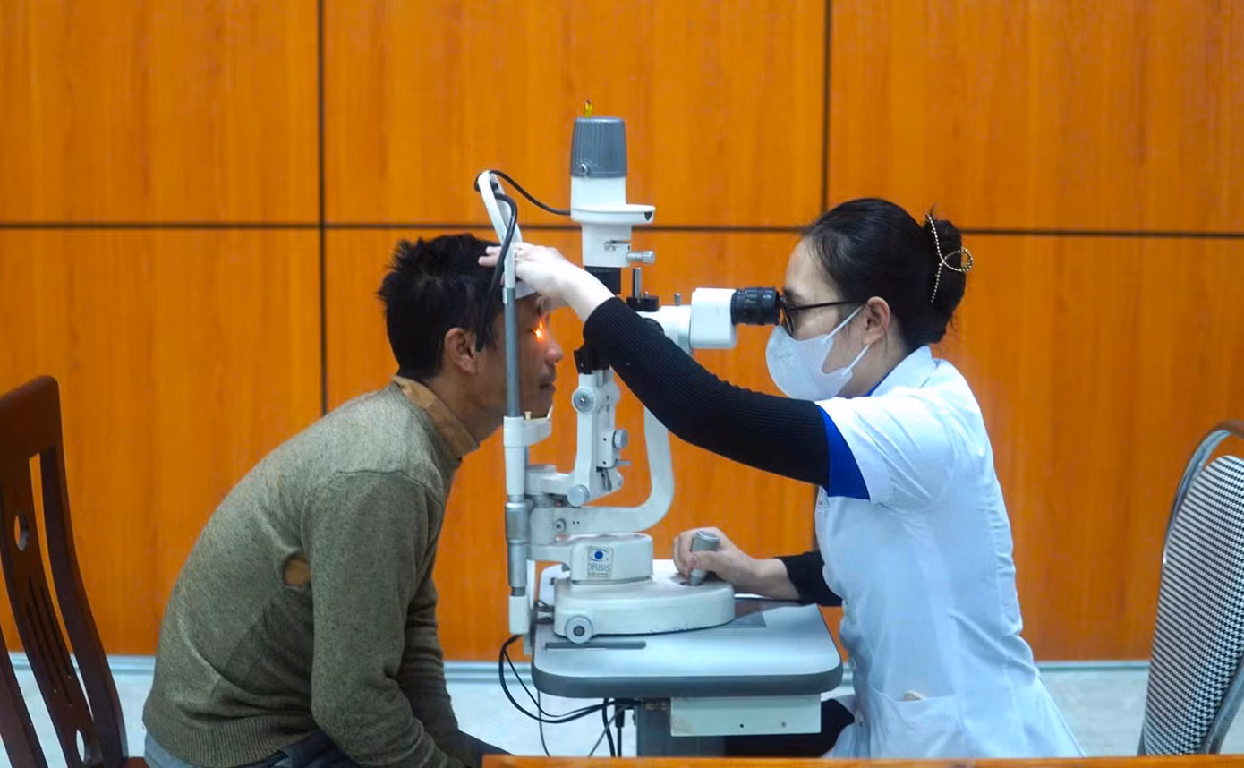 Người dân được các bác sĩ khám với nhiều loại máy móc hiện đại, có thể giúp phát hiện các loại bệnh và điều trị kịp thời.