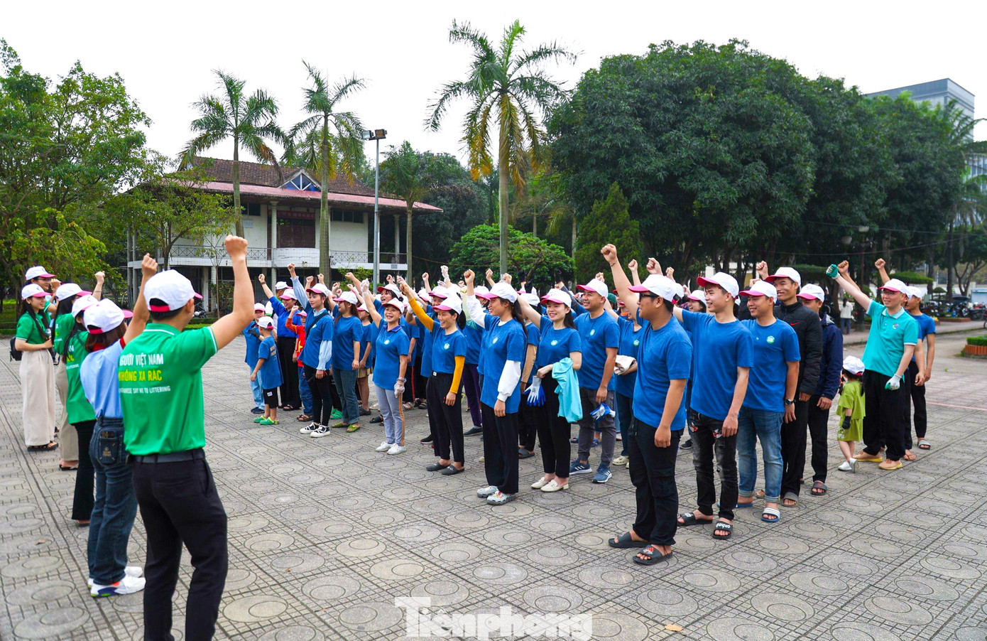 Hơn 500 tình nguyện viên là thành viên Hội Yêu Rác Nghệ An, thanh niên phật tử chùa Viên Quang đã cùng tham gia chương trình Clean Day tại nhiều địa điểm trên địa bàn Nghệ An. Hơn 500 tình nguyện viên là thành viên Hội Yêu Rác Nghệ An, thanh niên phật tử chùa Viên Quang đã cùng tham gia chương trình Clean Day tại nhiều địa điểm trên địa bàn Nghệ An.