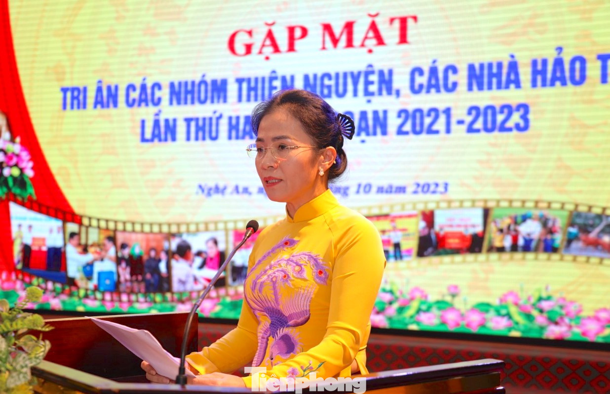 Bà Võ Thị Minh Sinh - Chủ tịch UBMTTQ Việt Nam tỉnh Nghệ An phát biểu, cảm ơn tới các nhóm thiện nguyện, các nhà hảo tâm trên địa bàn tỉnh. Bà Võ Thị Minh Sinh - Chủ tịch UBMTTQ Việt Nam tỉnh Nghệ An phát biểu, cảm ơn tới các nhóm thiện nguyện, các nhà hảo tâm trên địa bàn tỉnh.