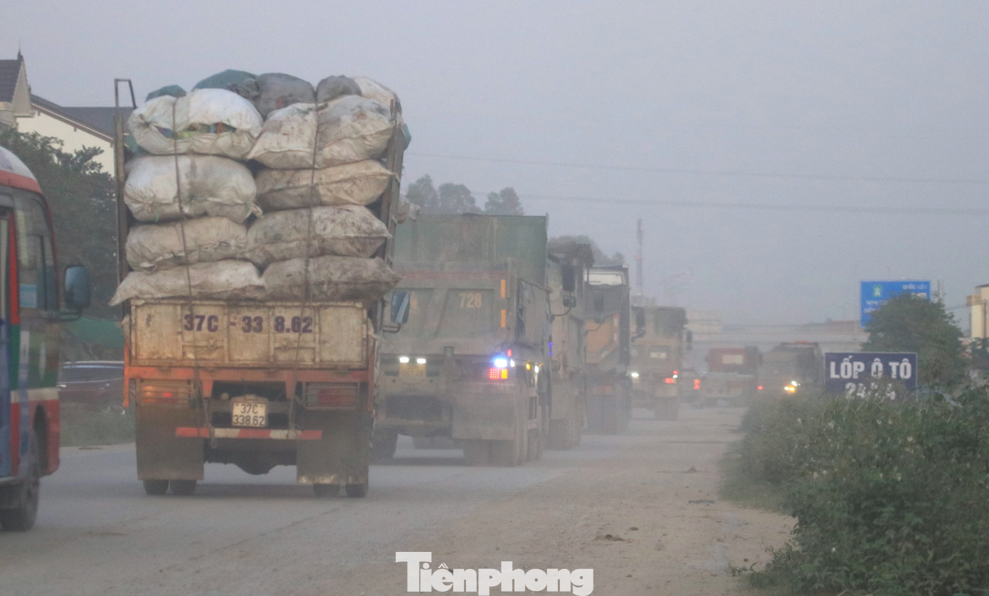 Thời điểm tan tầm, giao thông trên tuyến thường xuyên xảy ra ách tắc tại các vị trí thi công dự án.