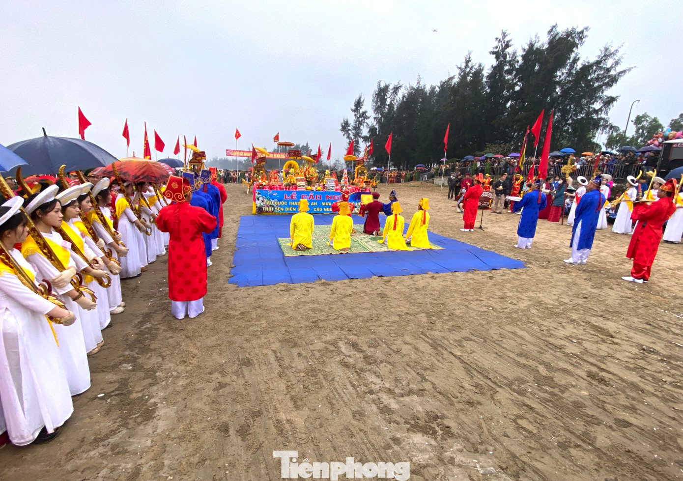 Trong lễ hội Đền Cờn, nghi thức Cầu Ngư được người dân và du khách háo hức mong chờ nhất bởi phần lễ được thực hiện độc đáo, trang nghiêm theo đúng phong tục xa xưa.