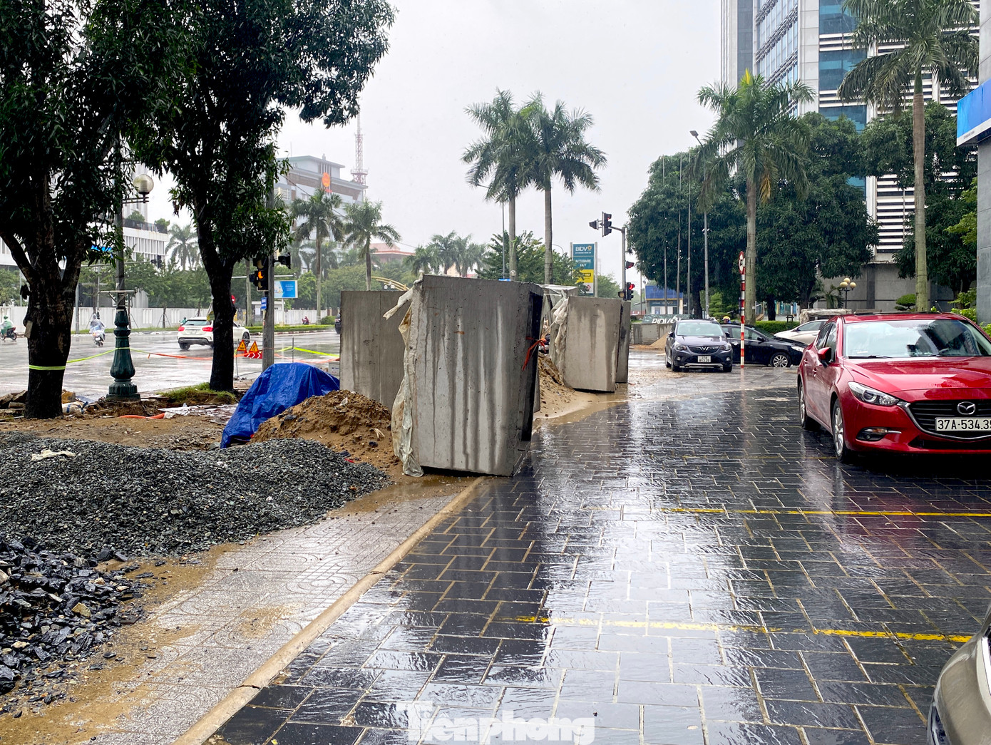 Công trình thi công trước chung cư Trung Đô nơi nhiều người dân qua lại nhưng không có rào chắn. Các cấu kiện được tập kết trên vỉa hè không có cảnh báo rất nguy hiểm cho người dân.