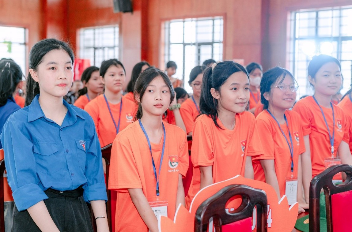 Các em học viên phấn khởi chuẩn bị bước vào khóa "Trại hè kỹ năng sống).