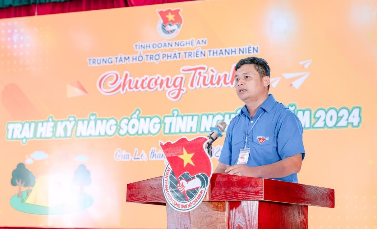 Anh Nguyễn Ngọc Châu - Phó Giám đốc Trung tâm Hỗ trợ phát triển thanh niên, Trưởng Ban tổ chức Trại hè phát biểu tại buổi lễ.