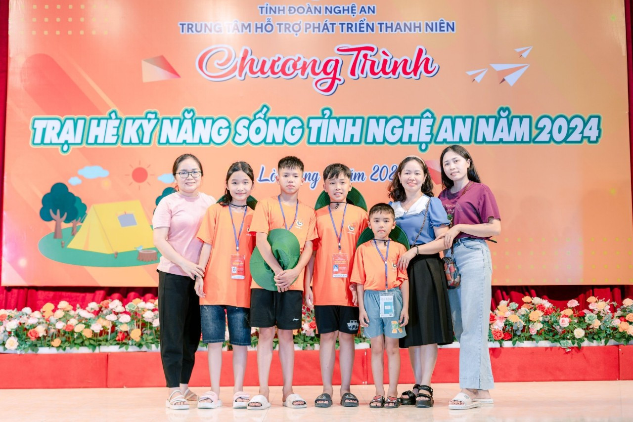 Các em học viên phấn khởi chuẩn bị bước vào khóa "Trại hè kỹ năng sống).