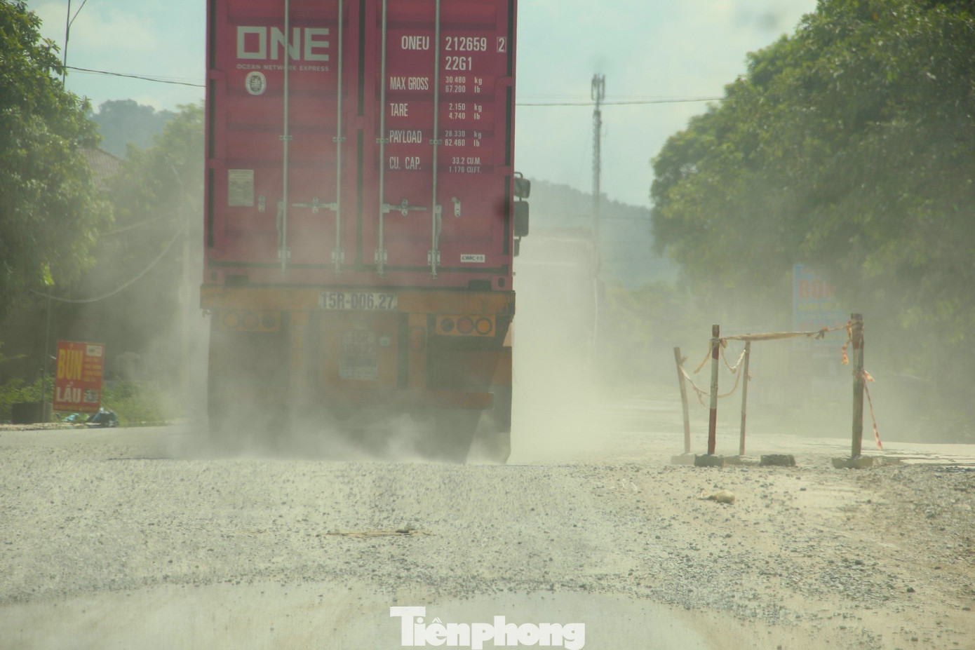 Việc thi công chậm, dở dang đã ảnh hưởng lớn đến cuộc sống của người dân hai bên đường và các phương tiện giao thông trên tuyến. Mỗi khi xe chạy qua, bụi lại bay mù mịt.