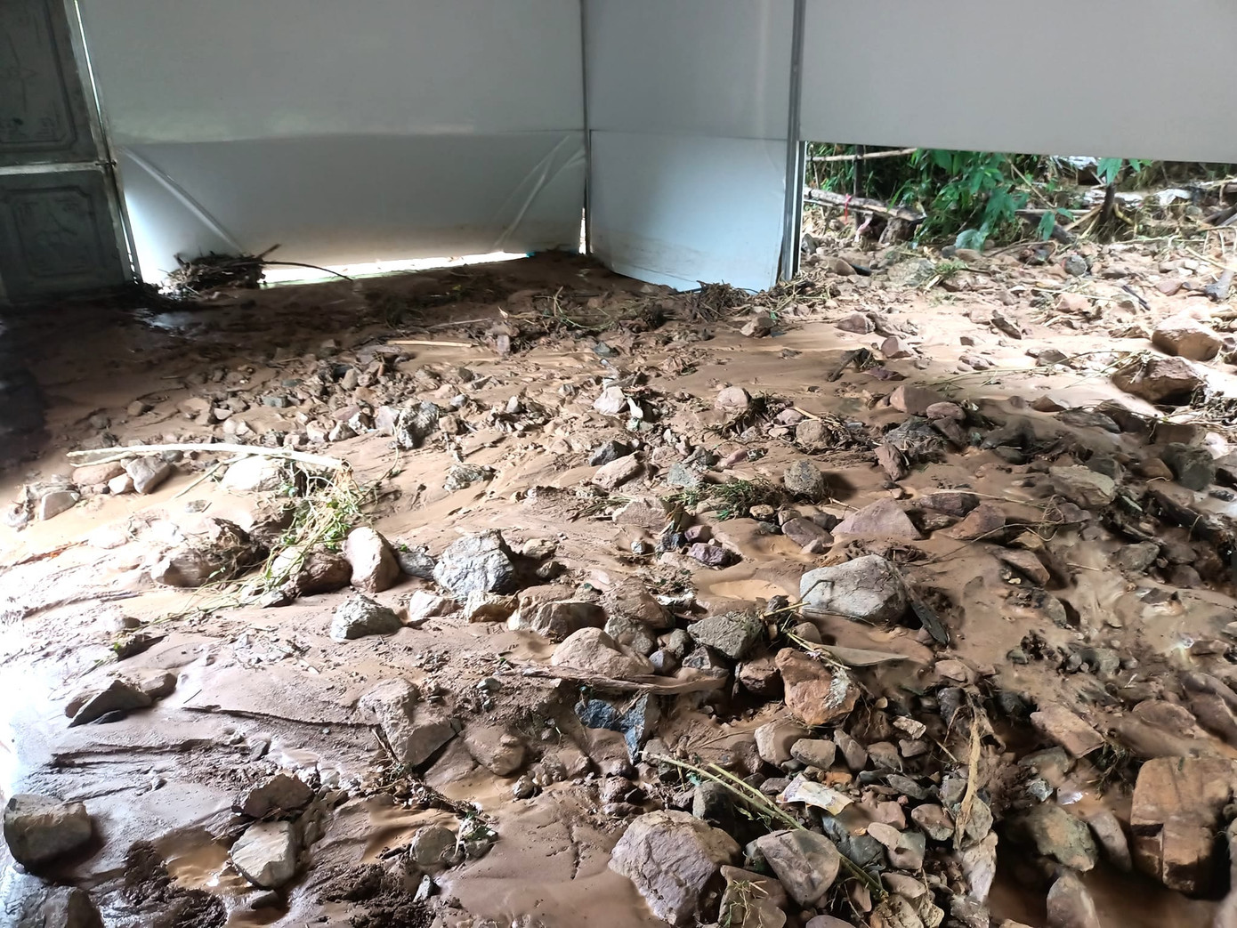 Mưa lũ đêm 30/9, đã khiến căn nhà tình nghĩa của ông Lương Văn Cẩm (trú bản Hồng Tiến, xã Chiêu Lưu) bị ảnh hưởng nặng nề buộc phải tháo dỡ, di dời đi chỗ khác.