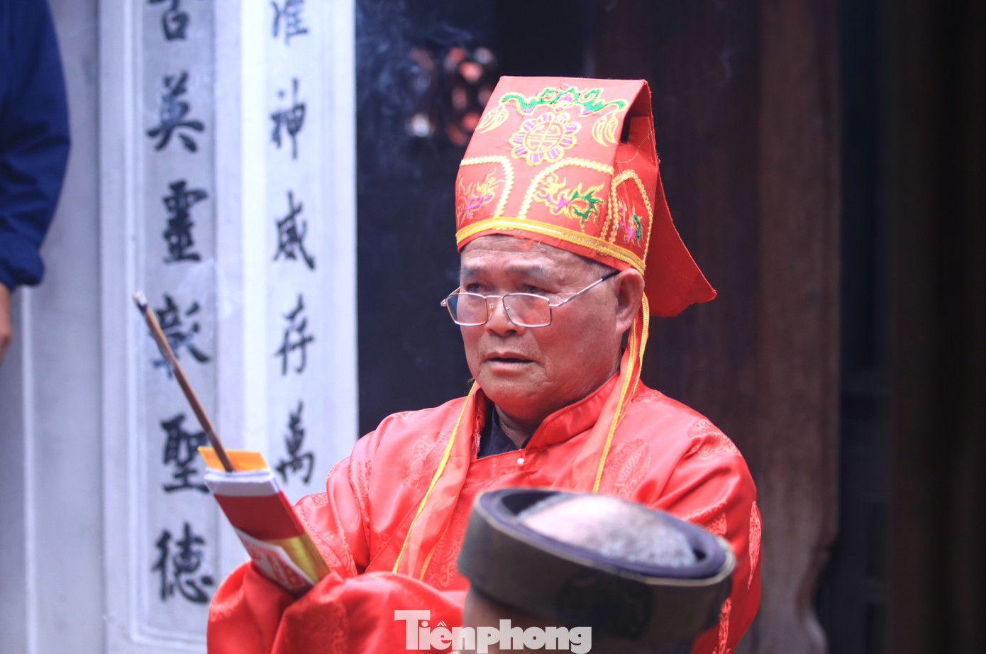 Sau buổi làm lễ trên sông, đoàn nghi lễ tiếp tục về làm lễ tại đền với nghi thức truyền thống trang nghiêm.