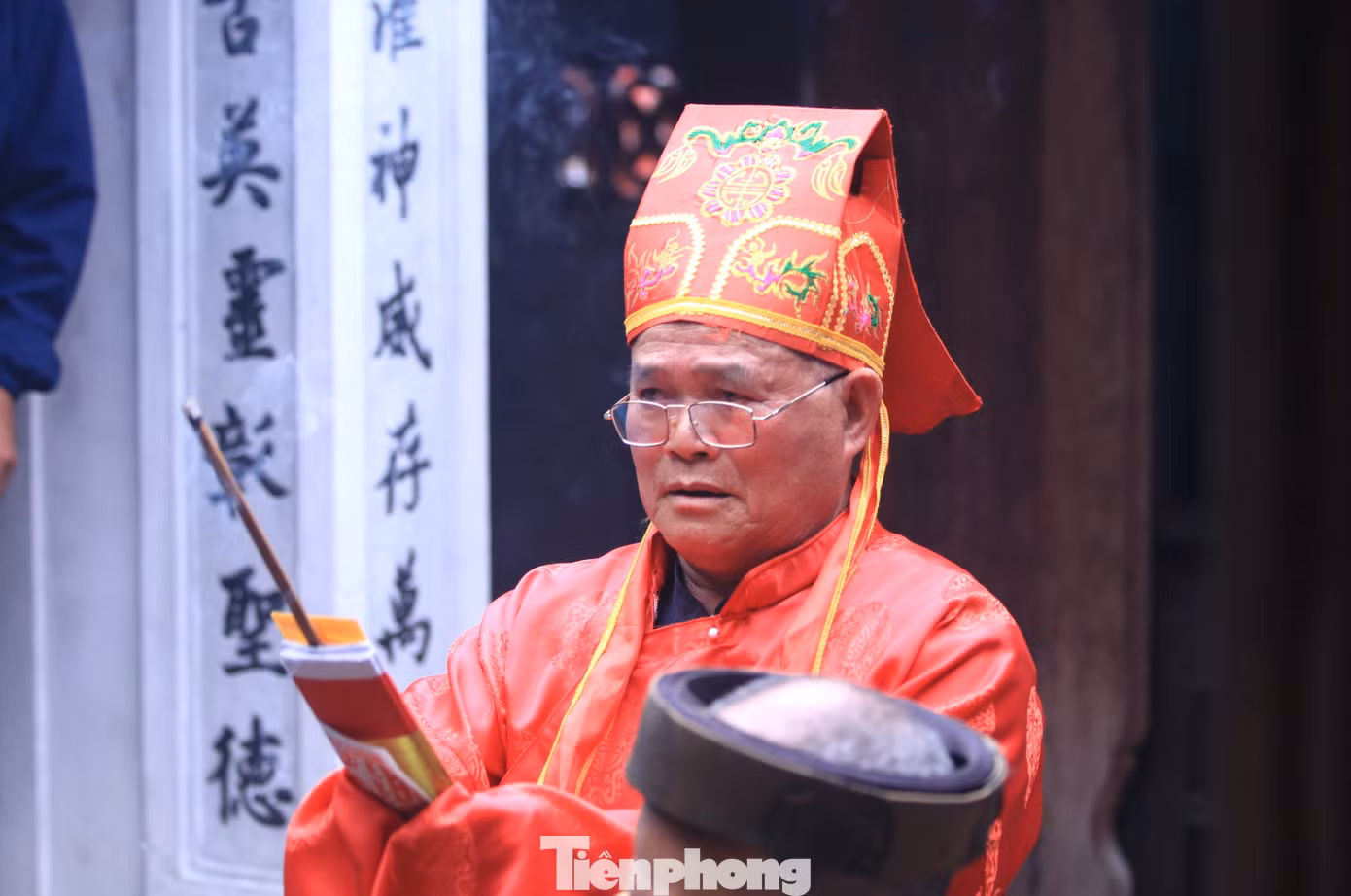 Sau buổi làm lễ trên sông, đoàn nghi lễ tiếp tục về làm lễ tại đền với nghi thức truyền thống trang nghiêm.