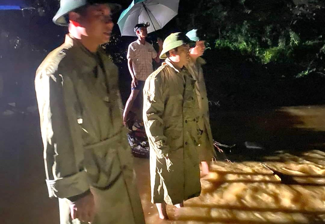 Chủ tịch UBND huyện Thanh Chương Trình Văn Nhã cùng lãnh đạo xã Thanh Mỹ đến kiểm tra tình hình mưa lũ trên địa bàn, rạng sáng 27/9.