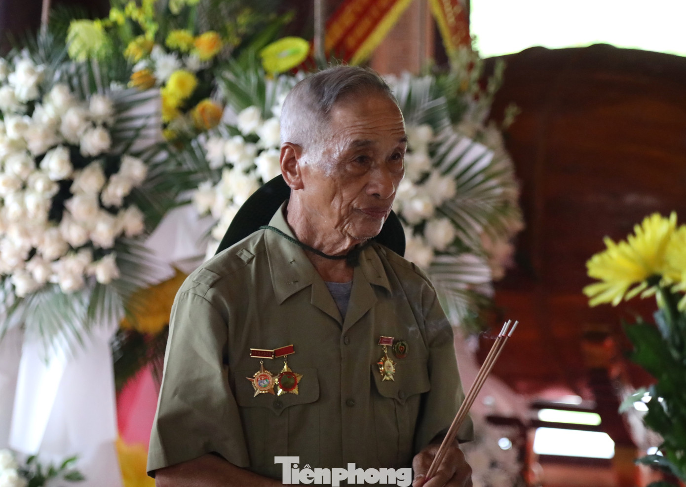 Trước anh linh các anh hùng liệt sĩ, ông Trương Khắc Quế bày tỏ lòng thành kính, cảm phục, tri ân sâu sắc những người con ưu tú đã anh dũng hy sinh vì độc lập tự do của dân tộc. "Năm nào chúng tôi cũng về Truông Bồn để dâng lên những đóa hoa, những nén hương để tri ân những người đã ngã xuống vì đất nước. Mỗi lần về đây đều có nhiều cảm xúc khác nhau nhưng lúc nào cũng nghẹn ngào, xúc động", ông Quế tâm sự.