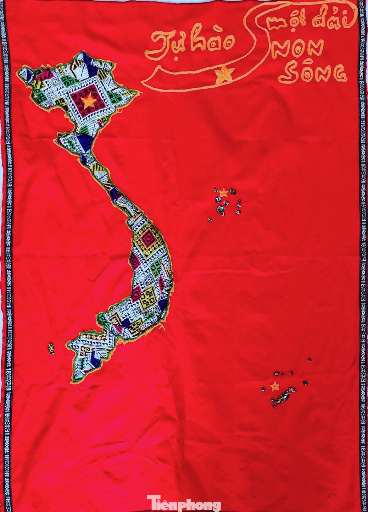 Các đoàn viên, thanh niên thêu tấm bản đồ đặc biệt để gửi tặng Đại hội Hội Liên hiệp Thanh niên tỉnh Nghệ An trong tháng 7/2024 tới.