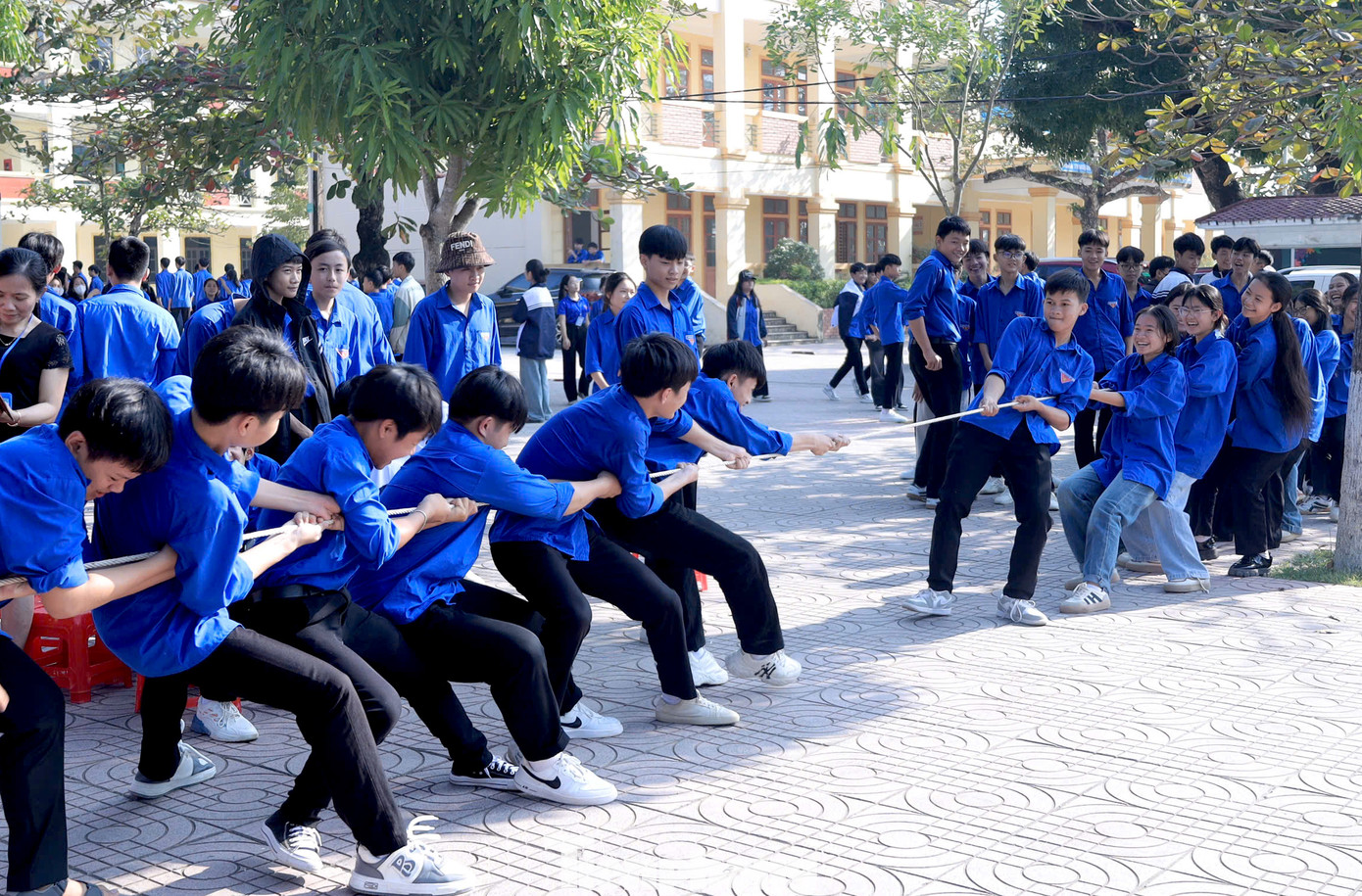 Trò chơi kéo co, những ván cờ gay cấn hay những màn thi đi cà kheo thu hút các bạn trẻ tham gia.