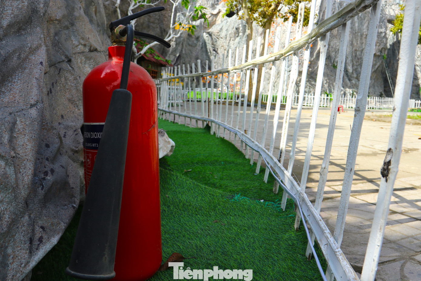 Một tháp chuông cao khoảng 20 m được dựng ngay trước hang đá. Để đảm bảo an toàn, xung quanh hang đá còn được đặt nhiều bình chữa cháy đề phòng những tình huống bất trắc xảy ra. Một tháp chuông cao khoảng 20 m được dựng ngay trước hang đá. Để đảm bảo an toàn, xung quanh hang đá còn được đặt nhiều bình chữa cháy đề phòng những tình huống bất trắc xảy ra.