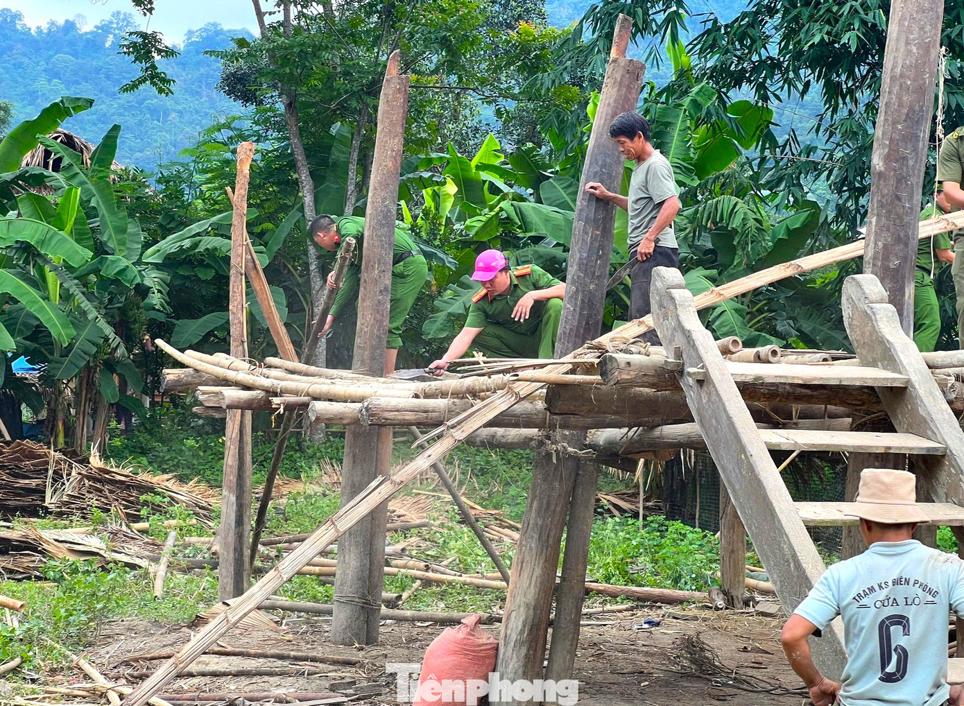 Bên cạnh việc tháo dỡ nhà cũ, lực lượng chức năng sẽ dựng tạm lán để các hộ dân ở trong quá trình làm nhà mới.