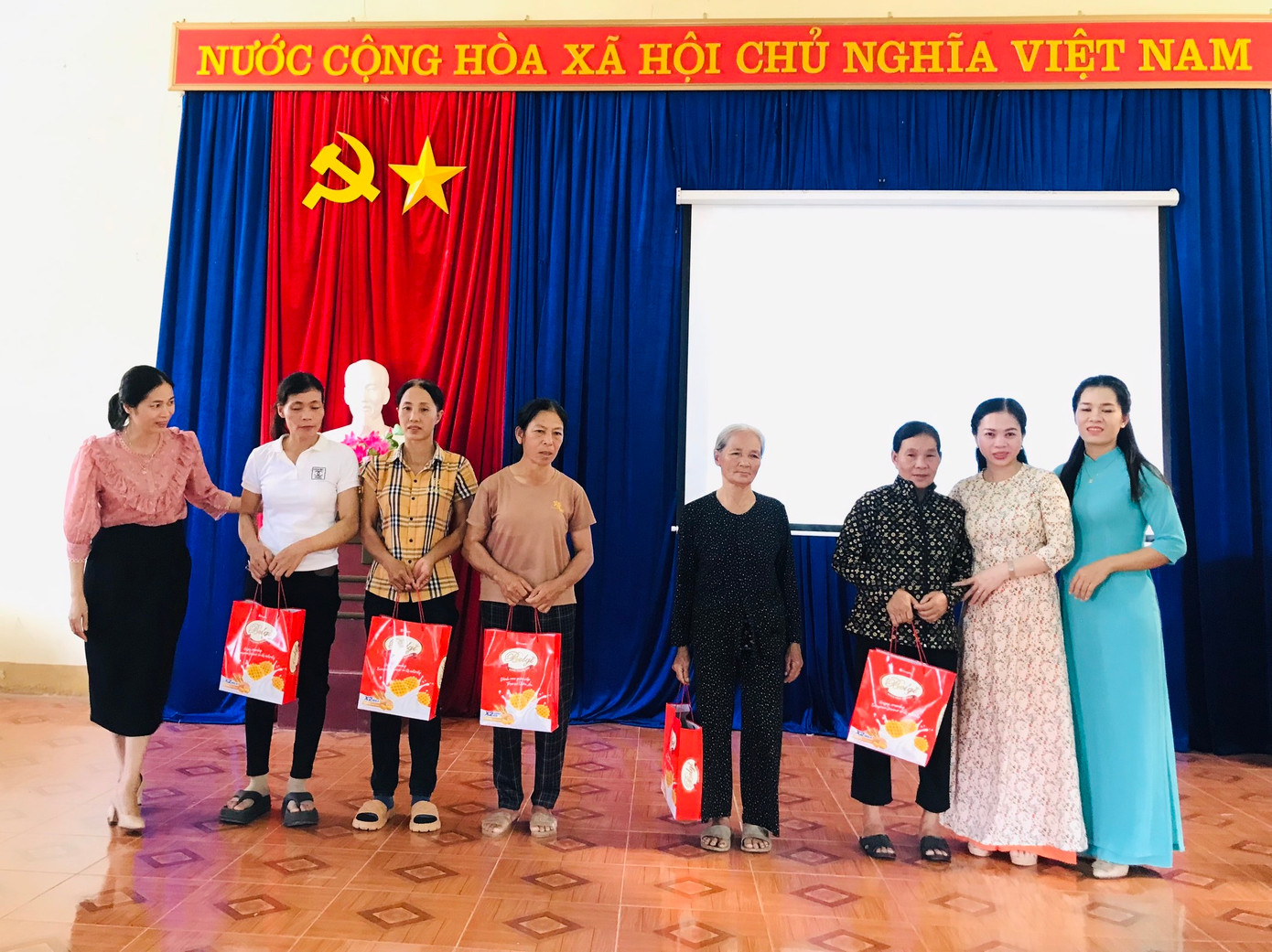 Trước đó, Hội Liên hiệp phụ nữ phường Quang Trung (thị xã Thái Hòa) đã ra mắt mô hình "khối phố an toàn cho phụ nữ và trẻ em"; Hội Liên hiệp phụ nữ xã Nghĩa Mỹ trao quà cho các hộ có hoàn cảnh khó khăn trên địa bàn (ảnh phải).