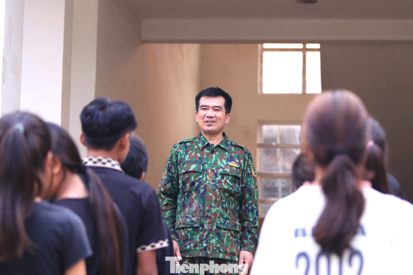 “Năm đầu tiên có 78 em học sinh, năm nay có 66 em đang ở trong ký túc. Đây được xem như một đơn vị thu nhỏ vì các em sinh hoạt theo giờ giấc, nền nếp như bộ đội”, Thiếu tá Phan Văn Thắm nói.