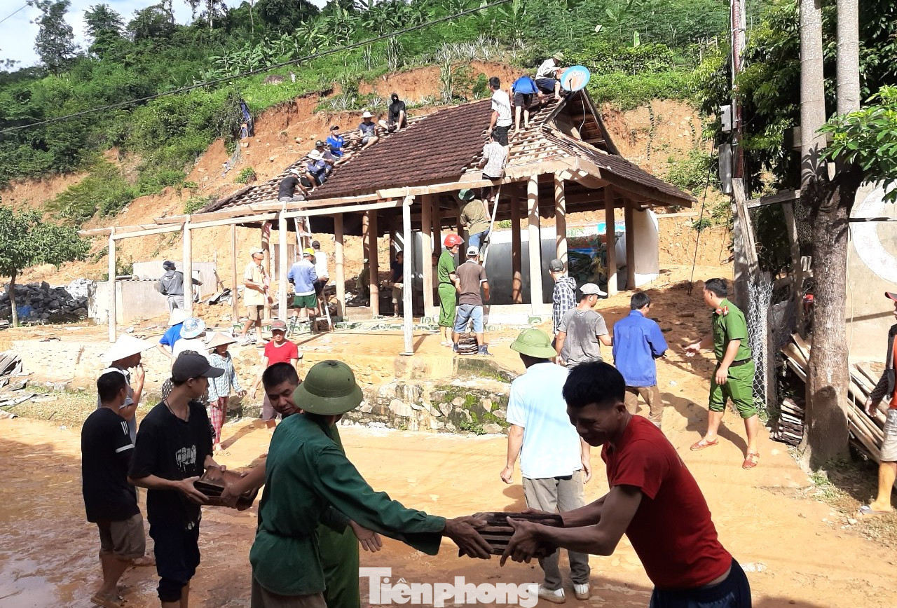 Theo lãnh đạo huyện Kỳ Sơn, mới đây qua kiểm tra cho thấy tại khối 4, thị trấn Mường Xén (phía trên đồi khu vực dự án chia lô đất khối 4, thị trấn Mường Xén) xuất hiện nhiều vết nứt, sụt lún. Đặc biệt xuất hiện 2 vết nứt với chiều dài khoảng 80m, rộng 30 cm, lún sâu gần 1m gây nguy hiểm và đe dọa sập xuống dưới.