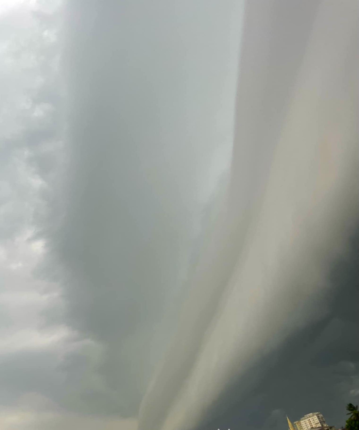 Nhìn ảnh đám mây xuất hiện, người dân lo sợ xảy ra thời tiết cực đoan trước cơn bão số 3. Nhìn ảnh đám mây xuất hiện, người dân lo sợ xảy ra thời tiết cực đoan trước cơn bão số 3.