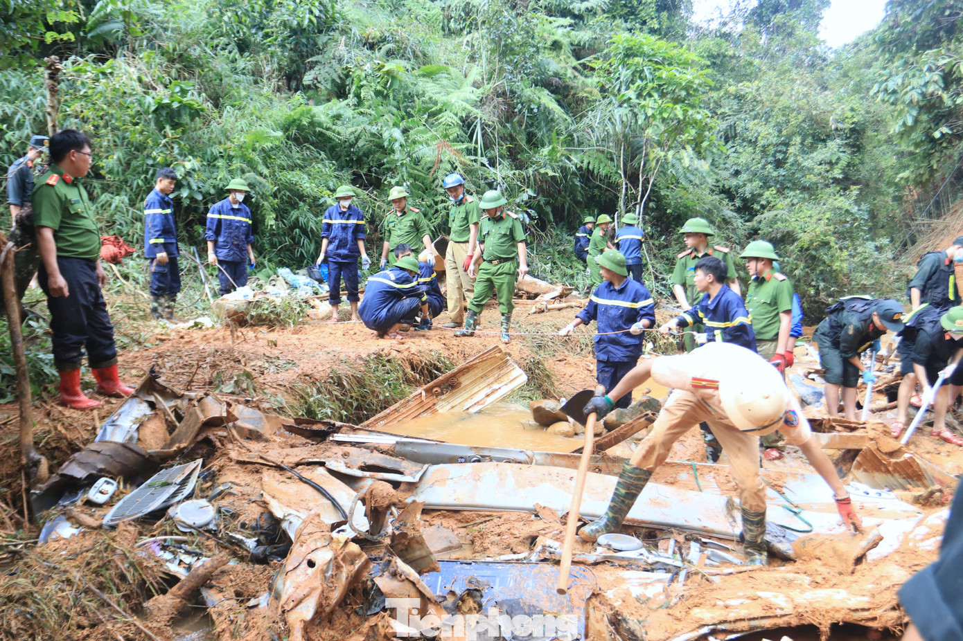 Được biết, hiện cơ quan chức năng đã tìm thấy 29 thi thể trong vụ sạt lở núi ở xóm Khuổi Ngọa. Có khoảng 7 người đang mất tích. Trong những ngày tới, cơ quan chức năng sẽ tiếp tục tìm kiếm các nạn nhân còn lại và trục vớt những chiếc xe mắc kẹt dưới suối.