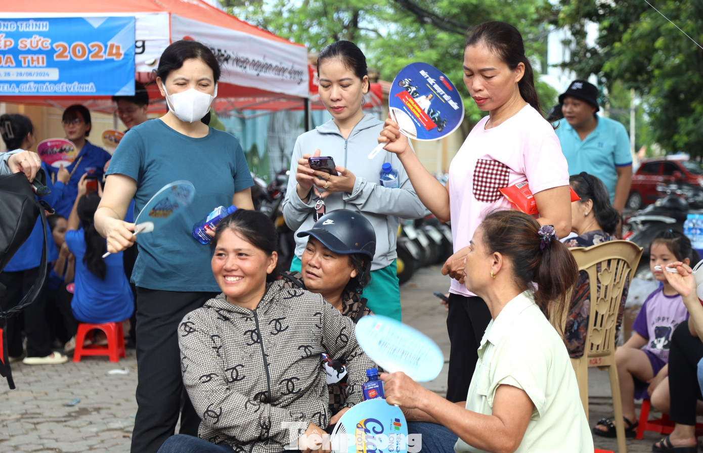 Ngày 27/6, gần 37.000 thí sinh ở Nghệ An bước vào ngày thi đầu tiên trong kỳ thi tốt nghiệp THPT 2024. Ghi nhận của PV, tại các điểm thi trên địa bàn thành phố Vinh (Nghệ An), có rất đông phụ huynh đưa đón con đi thi rồi ngồi lại trước cổng trường để chờ đợi.