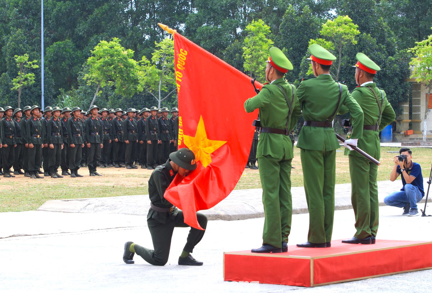 Chiến sỹ thực hiện lễ tuyên thệ và hôn lá cờ Tổ quốc.