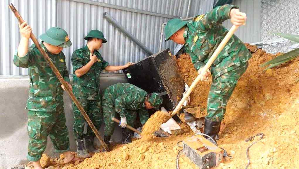 Các cán bộ chiến sĩ Đồn Biên phòng Na Loi tiến hành xúc đất để tìm kiếm các tài sản bị vùi lấp bên dưới. Các cán bộ chiến sĩ Đồn Biên phòng Na Loi tiến hành xúc đất để tìm kiếm các tài sản bị vùi lấp bên dưới.