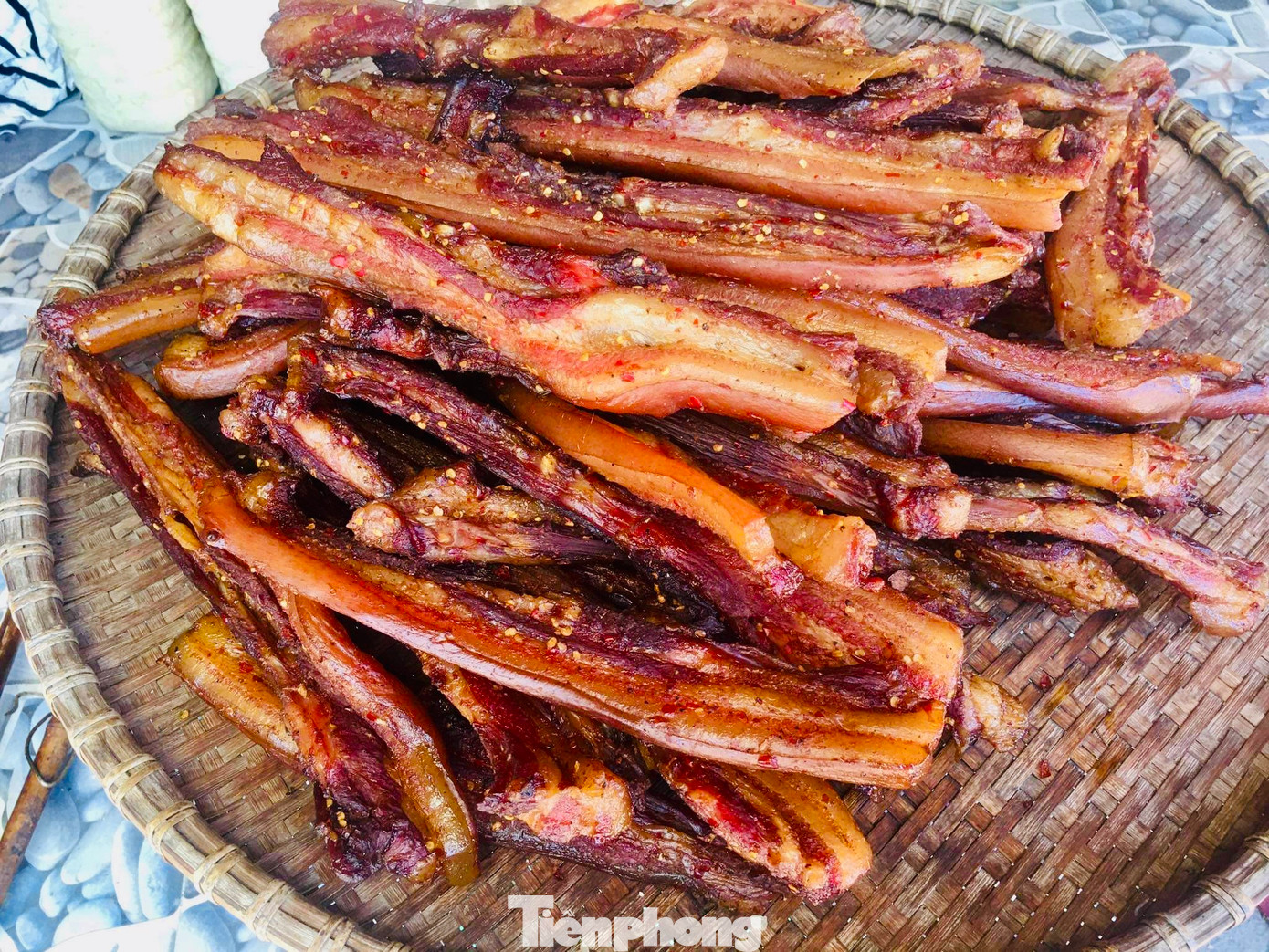 Hiện thịt trâu, bò gác bếp ở cơ sở chị Nhuận có giá bán khoảng 1 triệu đồng/1kg, lợn khoảng 600 nghìn đồng/1kg. Còn riêng lạp sườn có giá khoảng 350 nghìn đồng/1kg. Hiện thịt trâu, bò gác bếp ở cơ sở chị Nhuận có giá bán khoảng 1 triệu đồng/1kg, lợn khoảng 600 nghìn đồng/1kg. Còn riêng lạp sườn có giá khoảng 350 nghìn đồng/1kg.