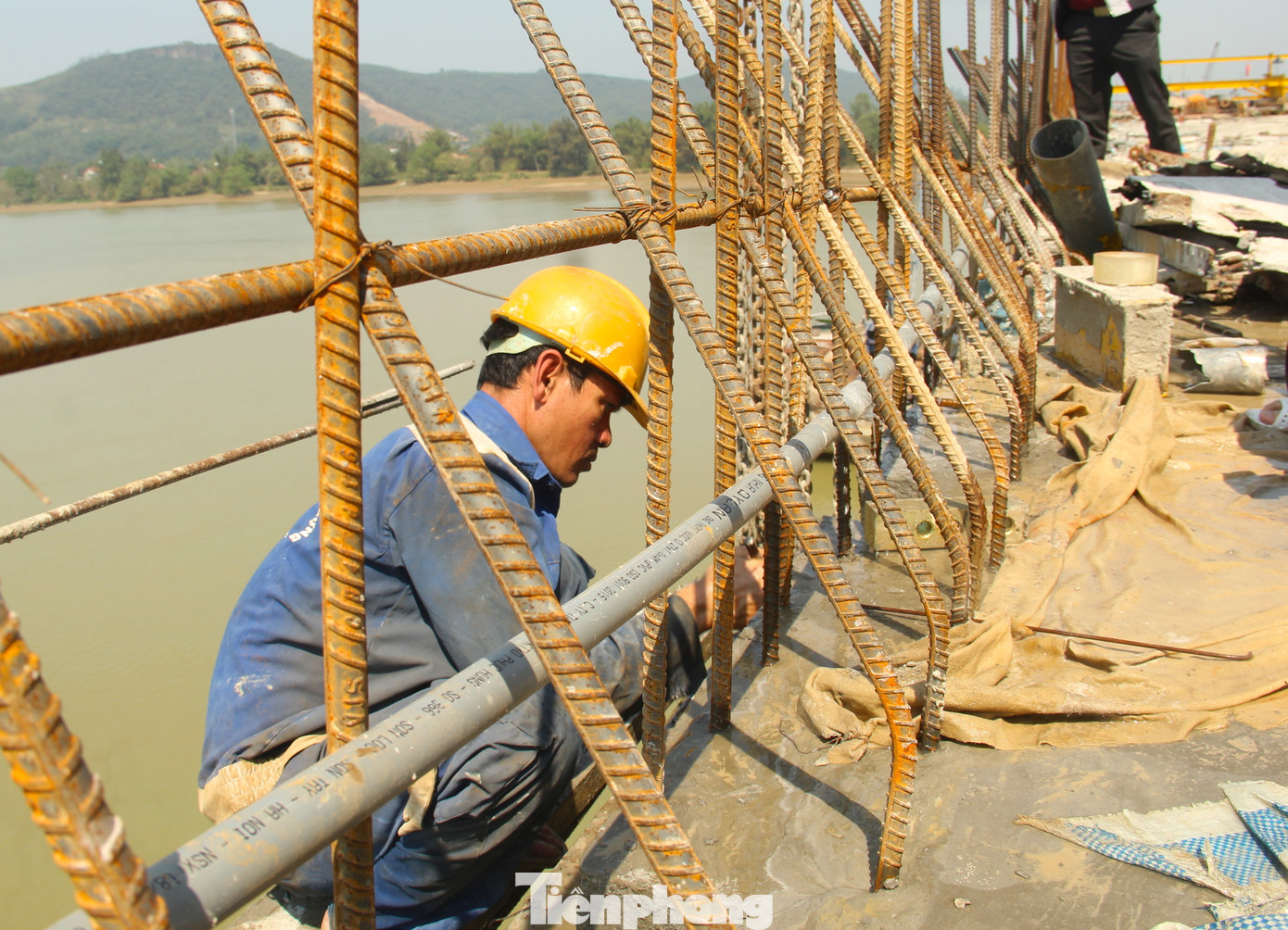 Trên công trường, các công nhân đang hối hả làm việc.