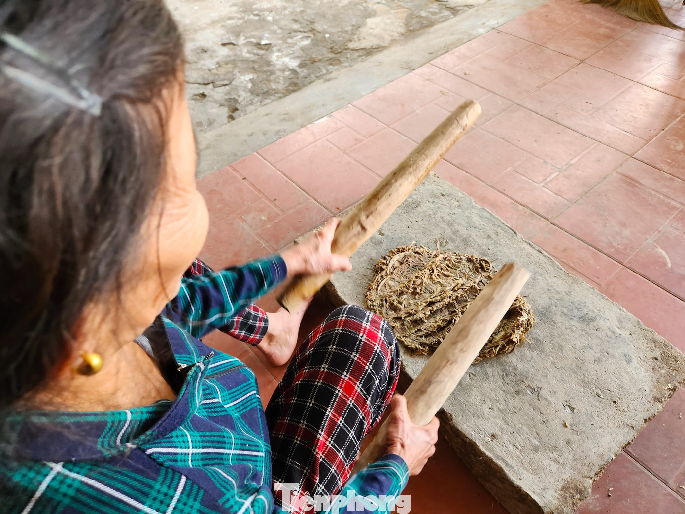 Cây Niệt sau khi hái về sẽ được vợ chồng bà Hải tách lấy vỏ, làm sạch rồi mang đi hầm cùng một ít vôi bột để vỏ cây mềm và mất mùi hôi vốn có. Hầm vỏ cây khoảng một đêm. Khi thấy vỏ cây mềm thì đổ ra ngâm dưới dòng nước chảy khoảng một buổi. Vỏ cây sau đó được đưa lên phiến đá và dùng chày gỗ dã nát lấy bột.